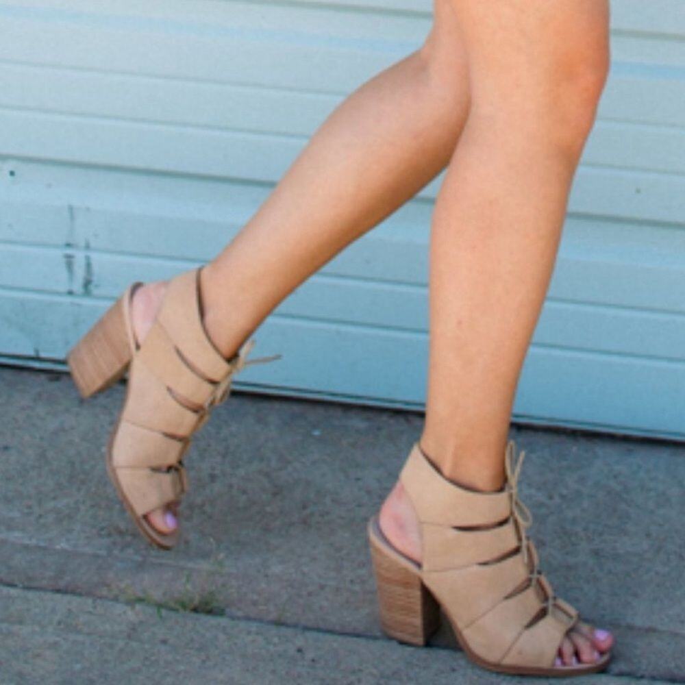 Hinge Drea Leather Open Toe Block Heel Sandals Size 5.5 Mustard